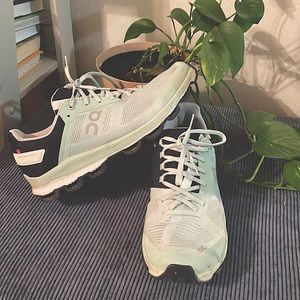 LIKE NEW. Women’s On Cloud Running shoes. Size 11